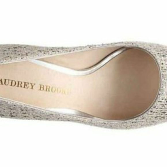 NEW Shiny Metallic Heels - Picture 3 of 7